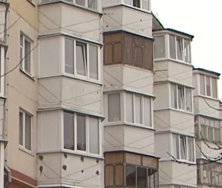 дом с балконами остекленнымии пвх окнами